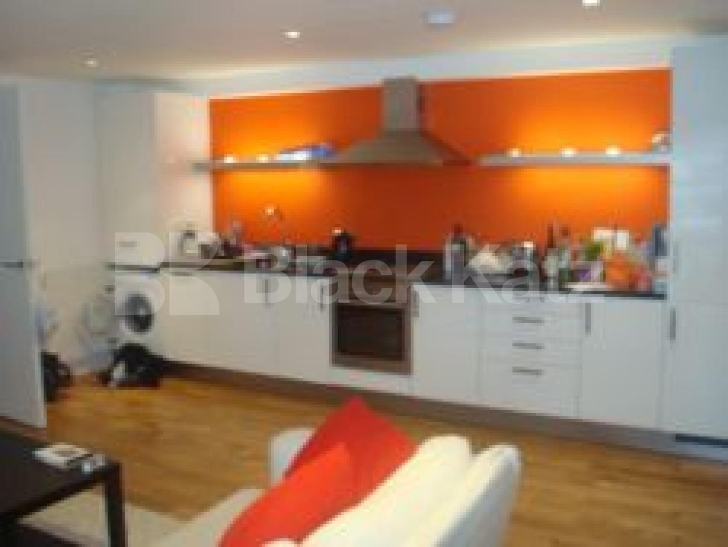 			NEW INSTRUCTION, 3 Bedroom, 1 bath, 1 reception Flat			 Buckingham Road, Islington