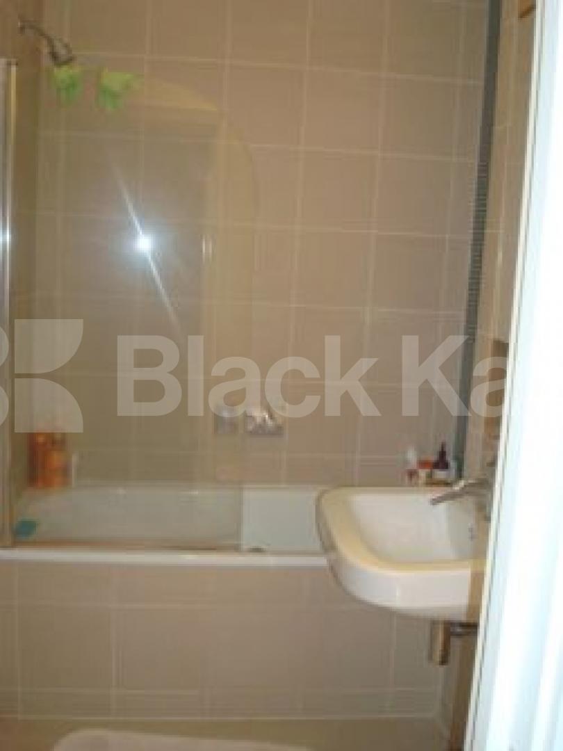 			NEW INSTRUCTION, 3 Bedroom, 1 bath, 1 reception Flat			 Buckingham Road, Islington