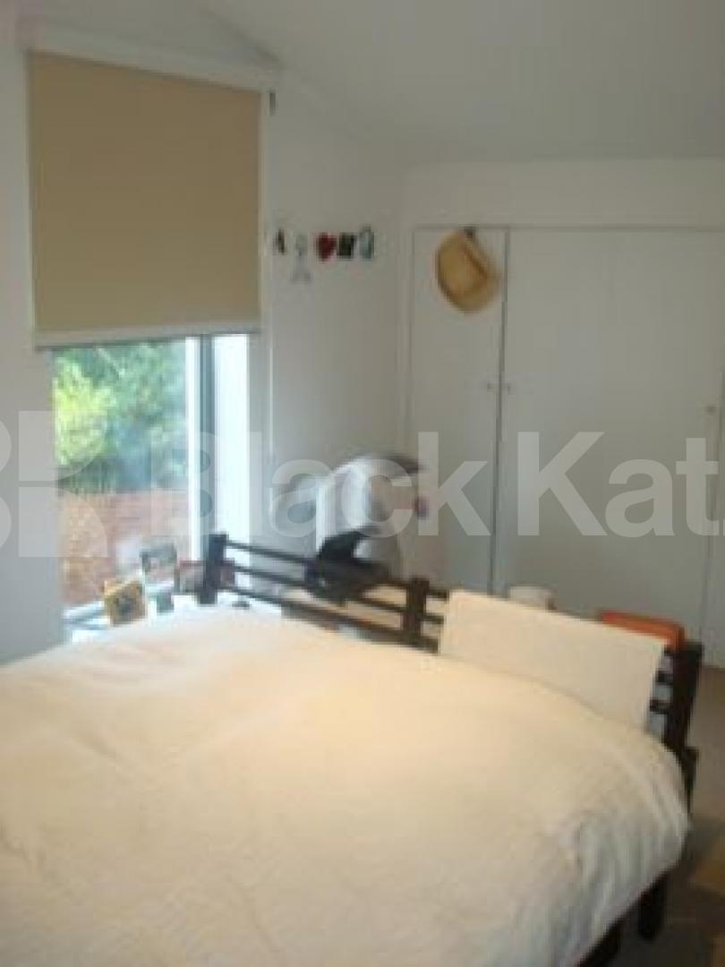 			NEW INSTRUCTION, 3 Bedroom, 1 bath, 1 reception Flat			 Buckingham Road, Islington