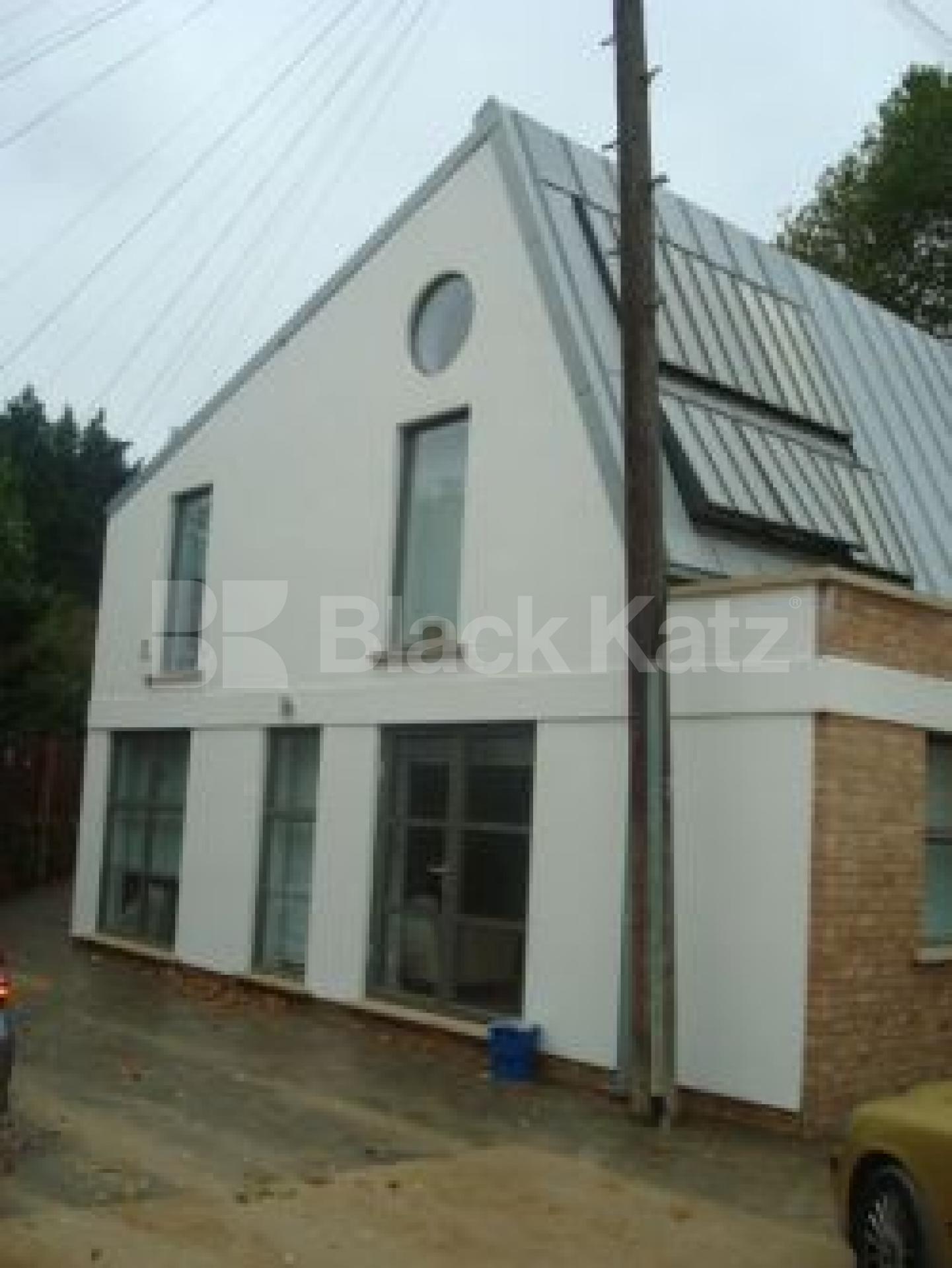 			NEW INSTRUCTION, 3 Bedroom, 1 bath, 1 reception Flat			 Buckingham Road, Islington N1