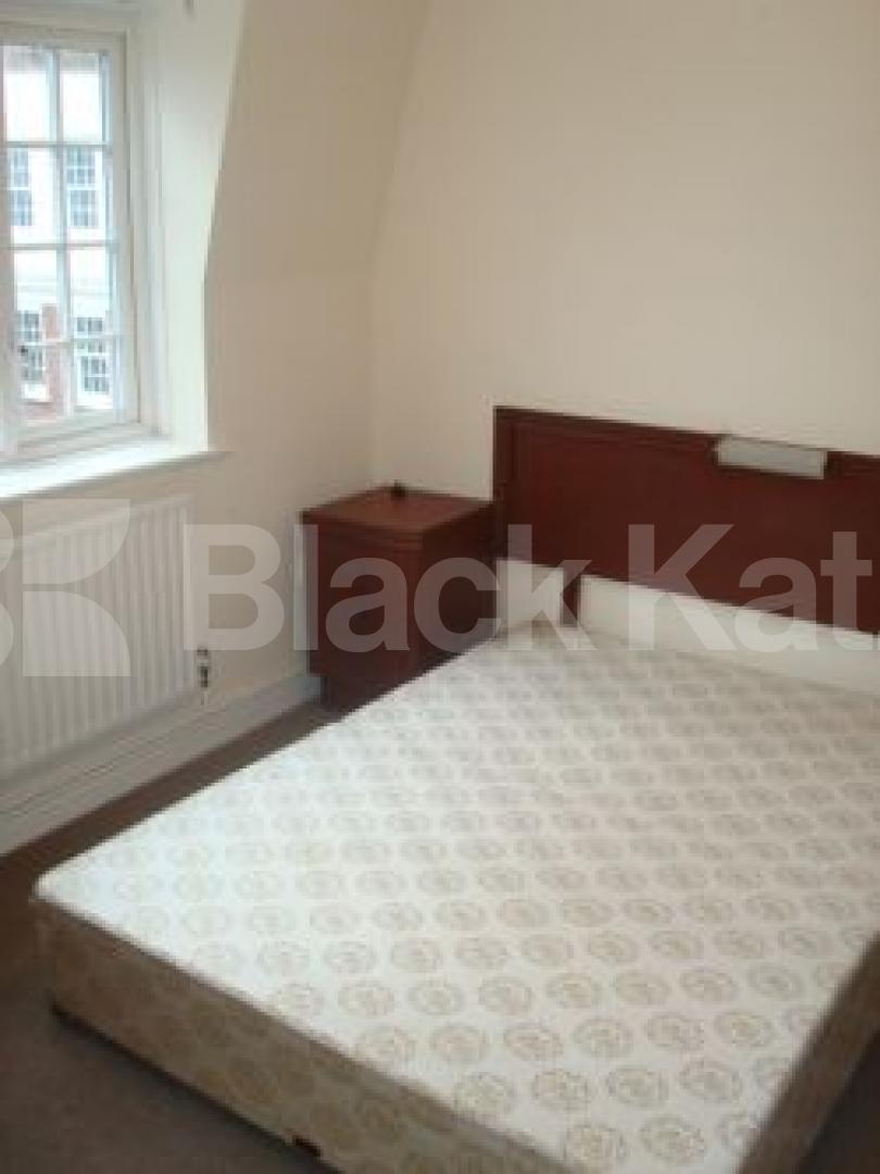 			GET IN THERE!!!, 3 Bedroom, 1 bath, 1 reception Flat			 Margery street, Kings Cross/Farringdon