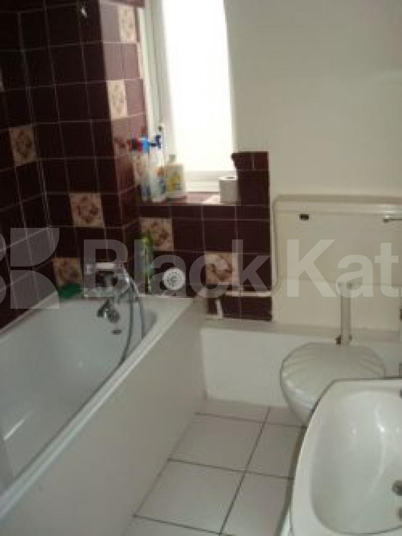 			GET IN THERE!!!, 3 Bedroom, 1 bath, 1 reception Flat			 Margery street, Kings Cross/Farringdon