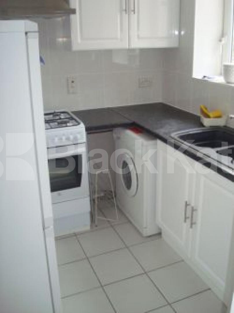 			GET IN THERE!!!, 3 Bedroom, 1 bath, 1 reception Flat			 Margery street, Kings Cross/Farringdon