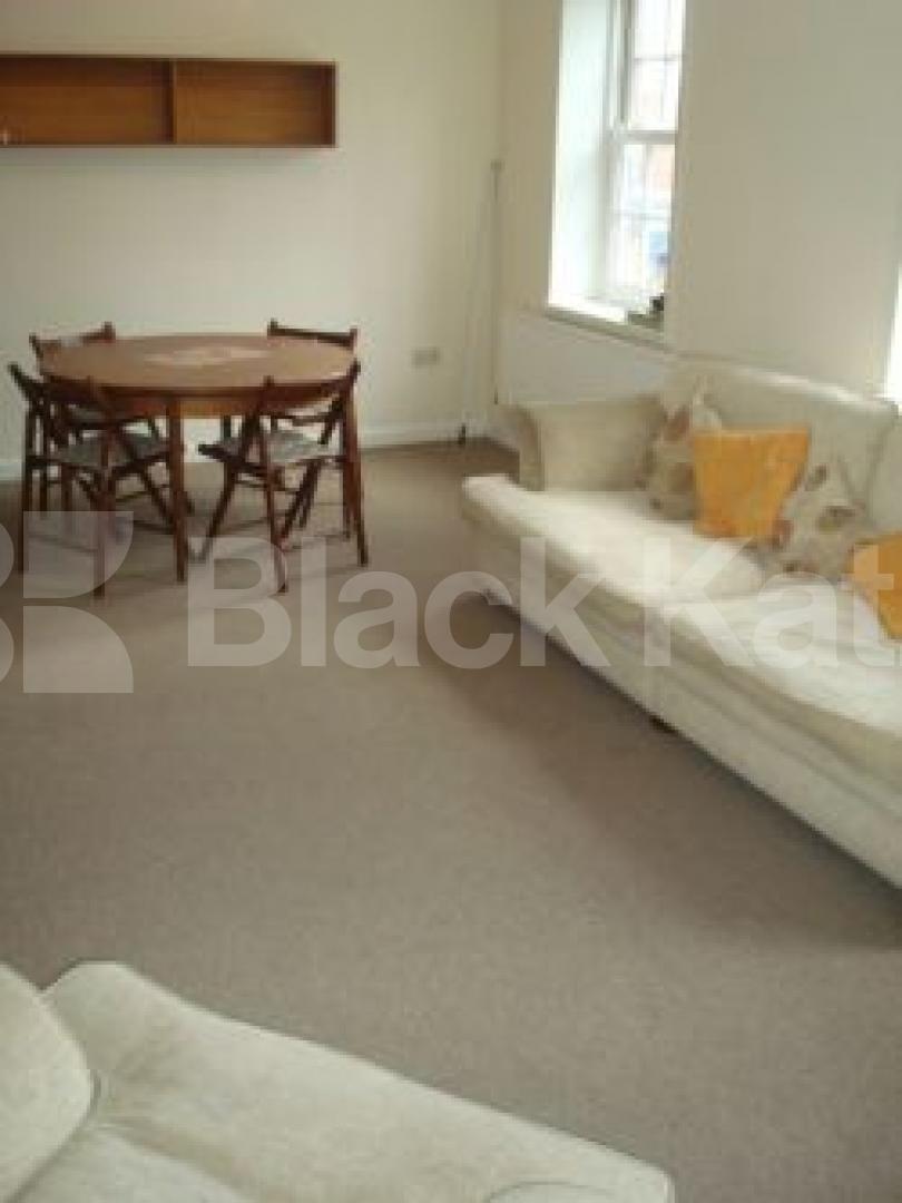 			GET IN THERE!!!, 3 Bedroom, 1 bath, 1 reception Flat			 Margery street, Kings Cross/Farringdon