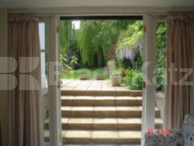 			LET, Studio Apartment, 1 bath, 1 reception Studio			 Grand Avenue, MUSWELL HILL N10