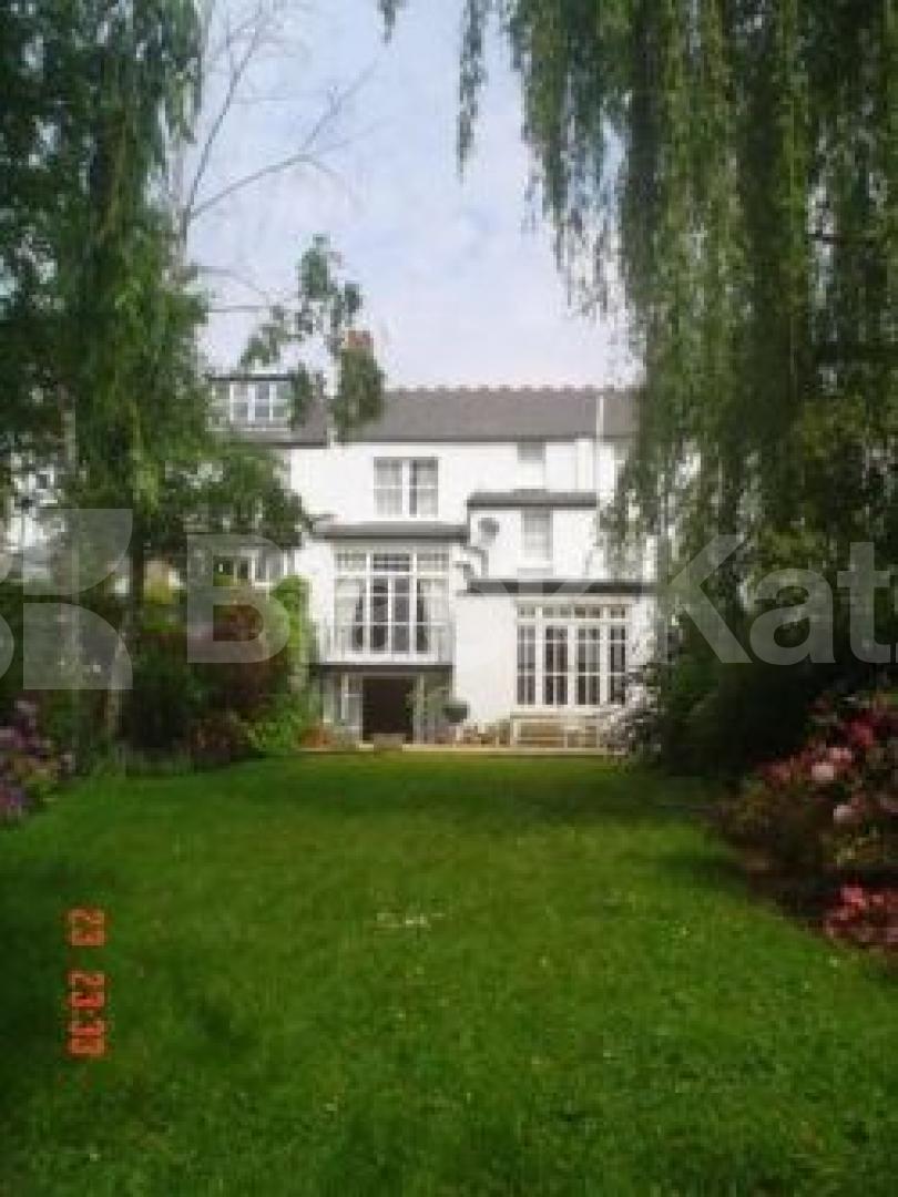 			LET, Studio Apartment, 1 bath, 1 reception Studio			 Grand Avenue, MUSWELL HILL N10