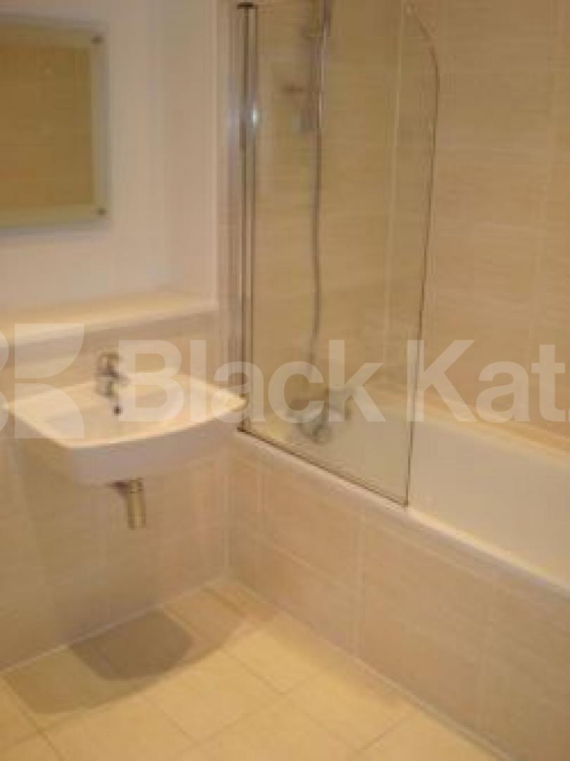 			NEW INSTRUCTION AND TRUELY AMAZING..., 2 Bedroom, 1 bath, 1 reception Flat			 Ecclesbourne road, Angel / Islington