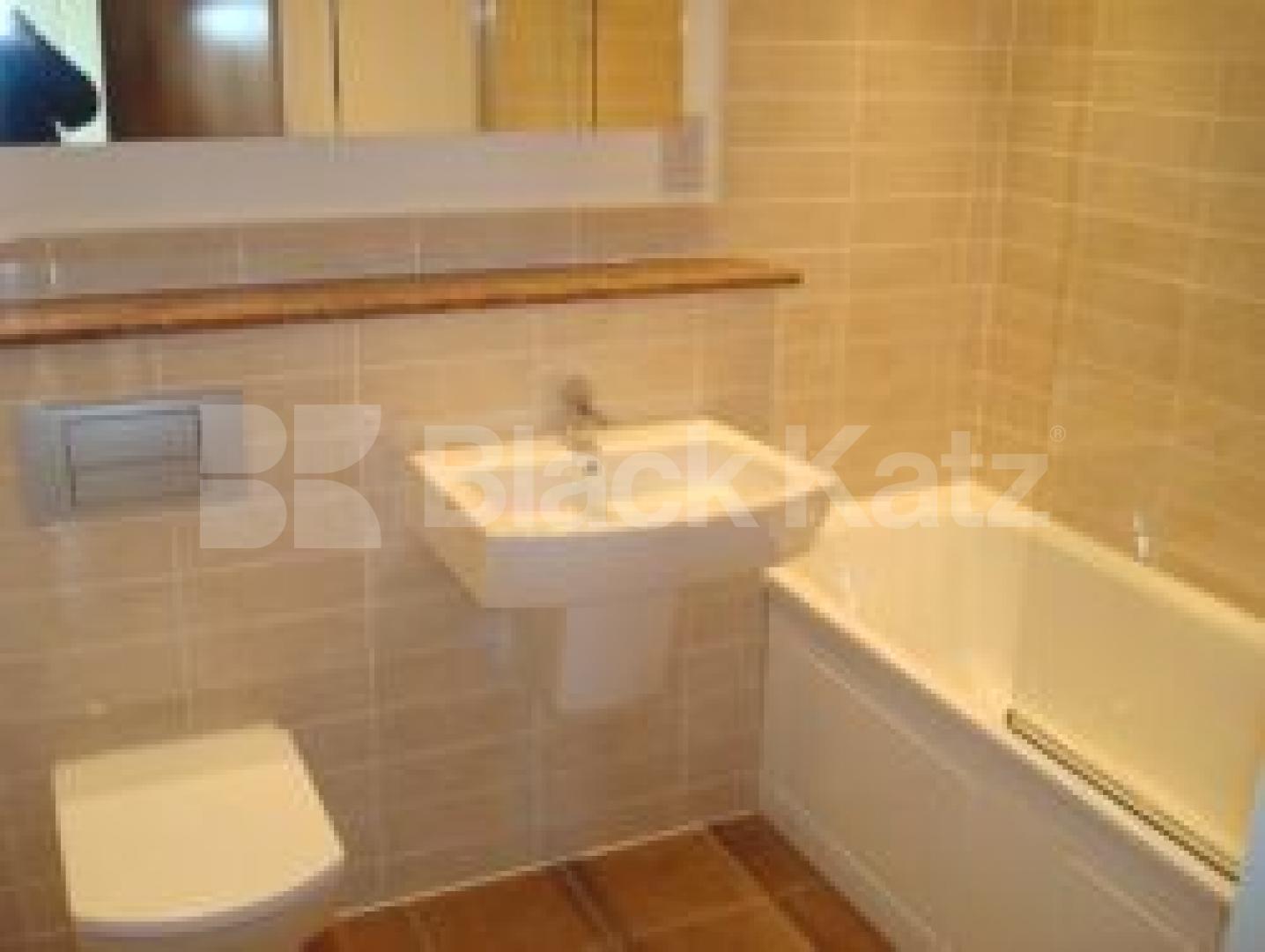 			2 Bedroom, 1 bath, 1 reception Flat			 Provost Street, OLD STREET EC1