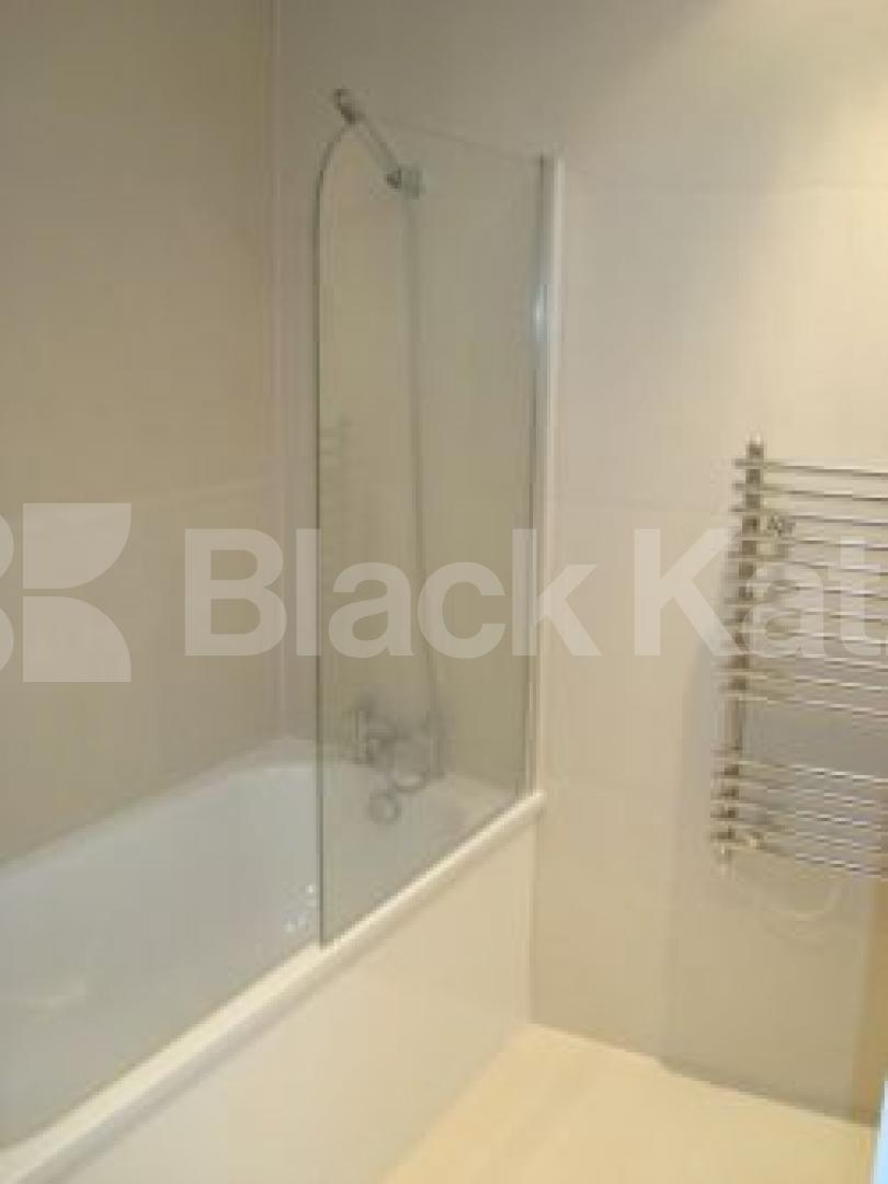 			PENTHOUSE MUST SEE !!, 2 Bedroom, 1 bath, 1 reception Flat			 Liverpool Road, Islington