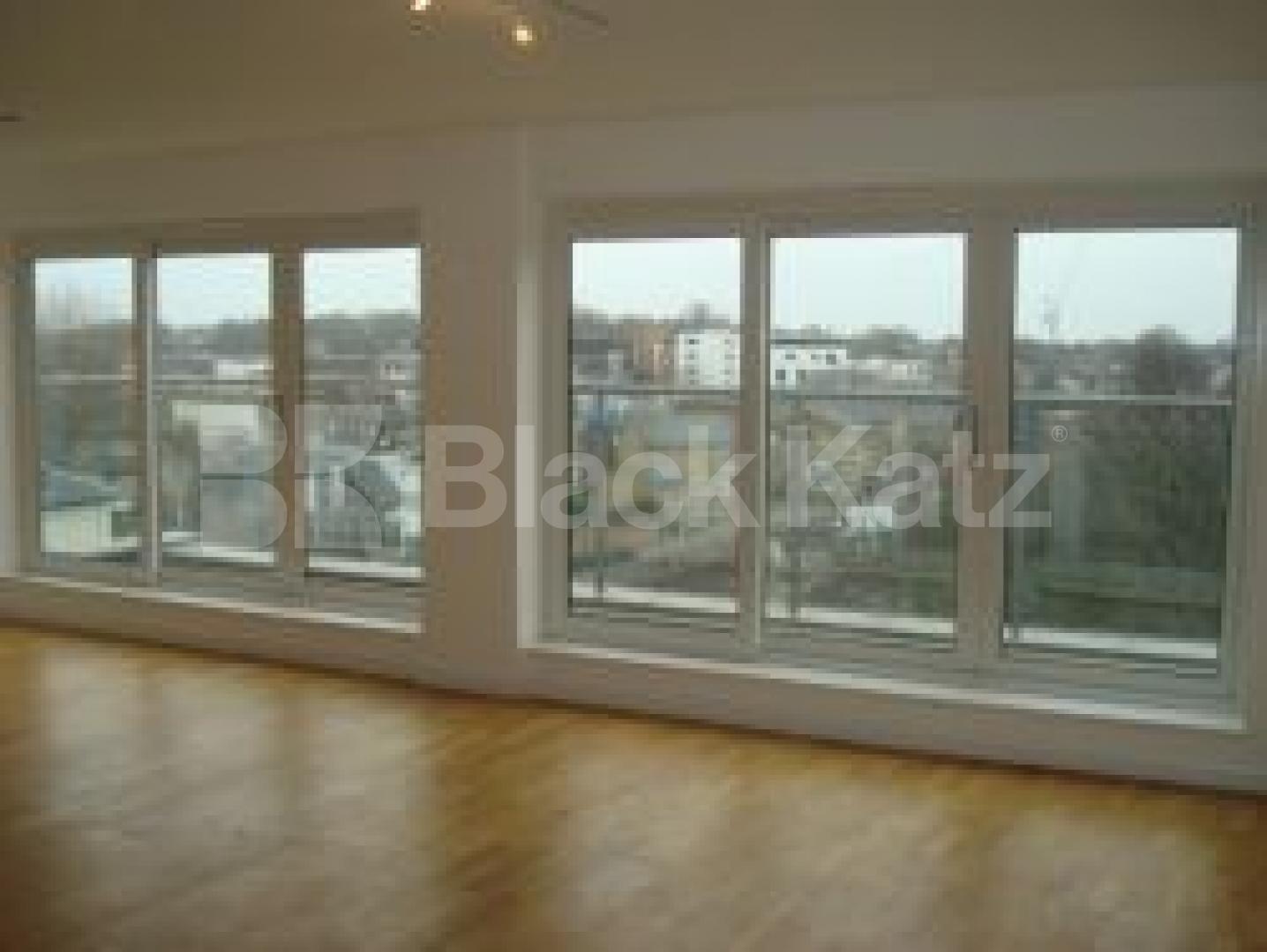 			PENTHOUSE MUST SEE !!, 2 Bedroom, 1 bath, 1 reception Flat			 Liverpool Road, Islington