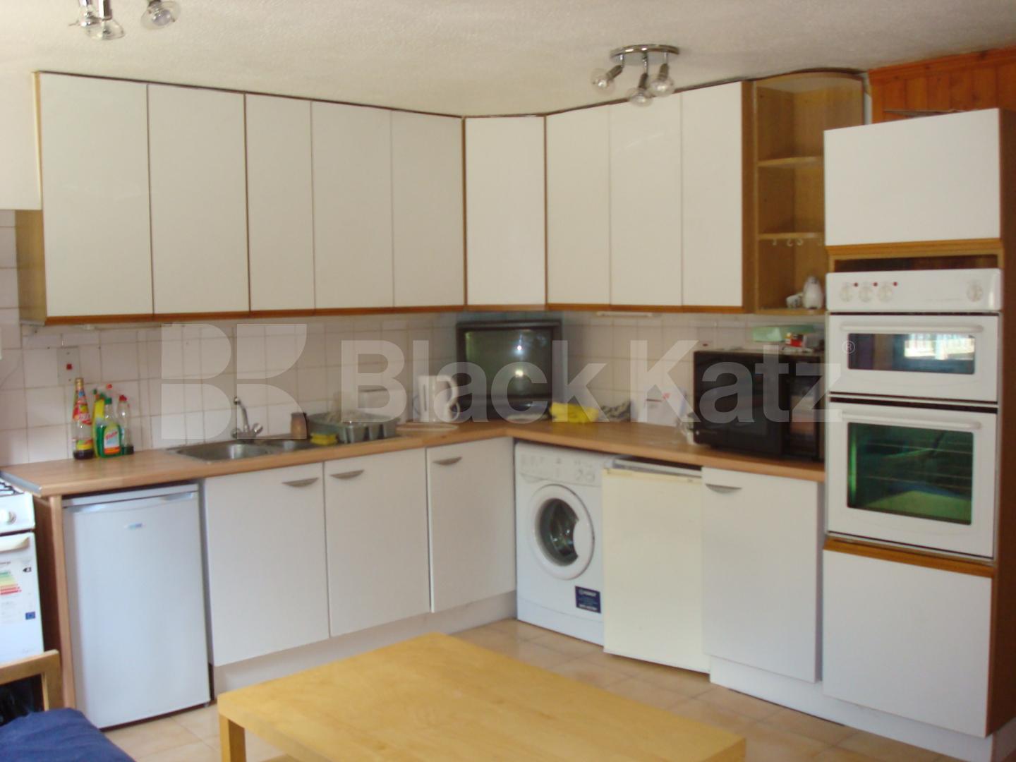 			5 DOUBLE BEDROOMS AND GARDEN!, 5 Bedroom, 1 bath, 1 reception House			 Shearling Way, Caledonian Road