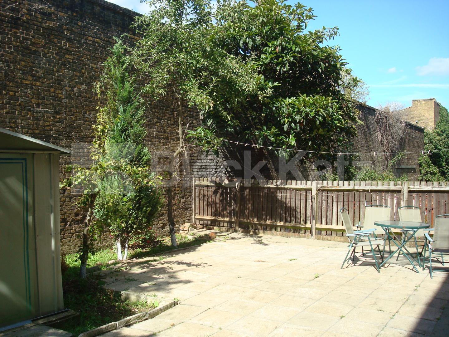 			5 DOUBLE BEDROOMS AND GARDEN!, 5 Bedroom, 1 bath, 1 reception House			 Shearling Way, Caledonian Road