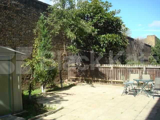 			5 DOUBLE BEDROOMS AND GARDEN!, 5 Bedroom, 1 bath, 1 reception House			 Shearling Way, Caledonian Road