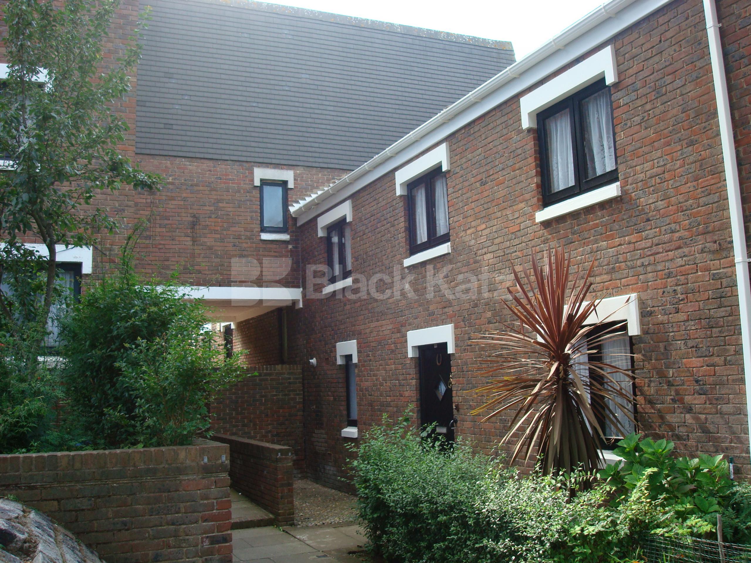 			5 DOUBLE BEDROOMS AND GARDEN!, 5 Bedroom, 1 bath, 1 reception House			 Shearling Way, Caledonian Road N7