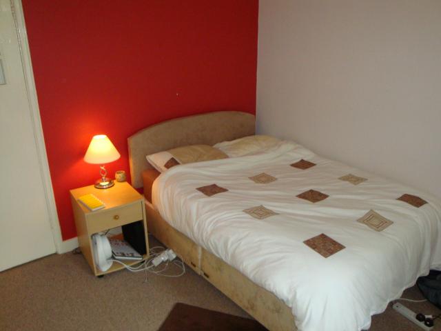 			RENT INCLUSIVE OF CENTRAL HEATING AND HOT WATER, 3 Bedroom, 1 bath, 1 reception Flat			 Willesden Lane, KILBURN