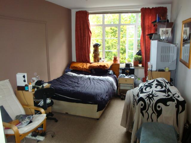 			RENT INCLUSIVE OF CENTRAL HEATING AND HOT WATER, 3 Bedroom, 1 bath, 1 reception Flat			 Willesden Lane, KILBURN
