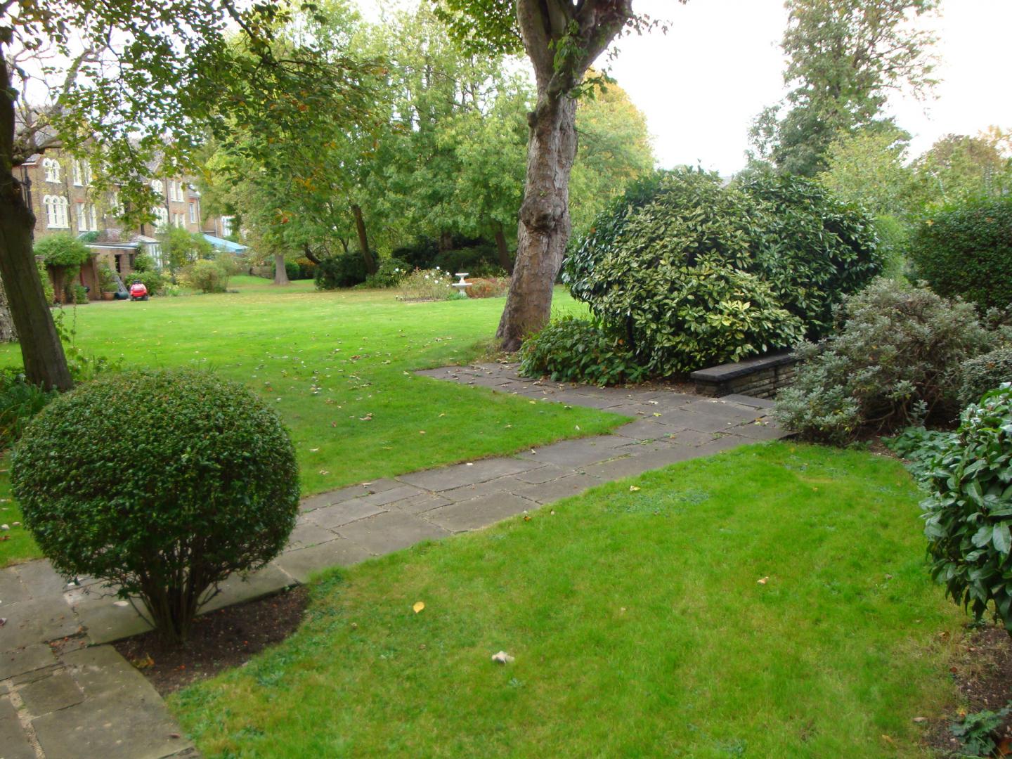 			Beautiful communal garden, 2 Bedroom, 1 bath, 1 reception Flat			 Willesden Lane, KILBURN