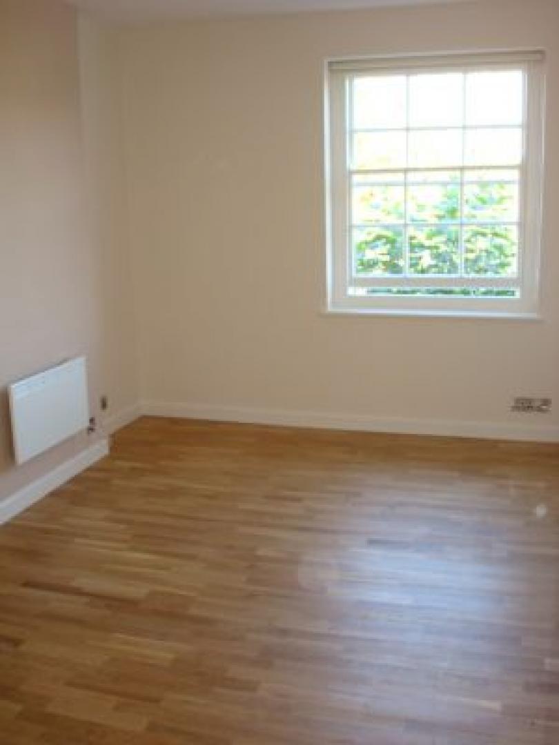 			3 Bedroom, 1 bath, 1 reception Flat			 Grove End Road, ST JOHNS ROAD