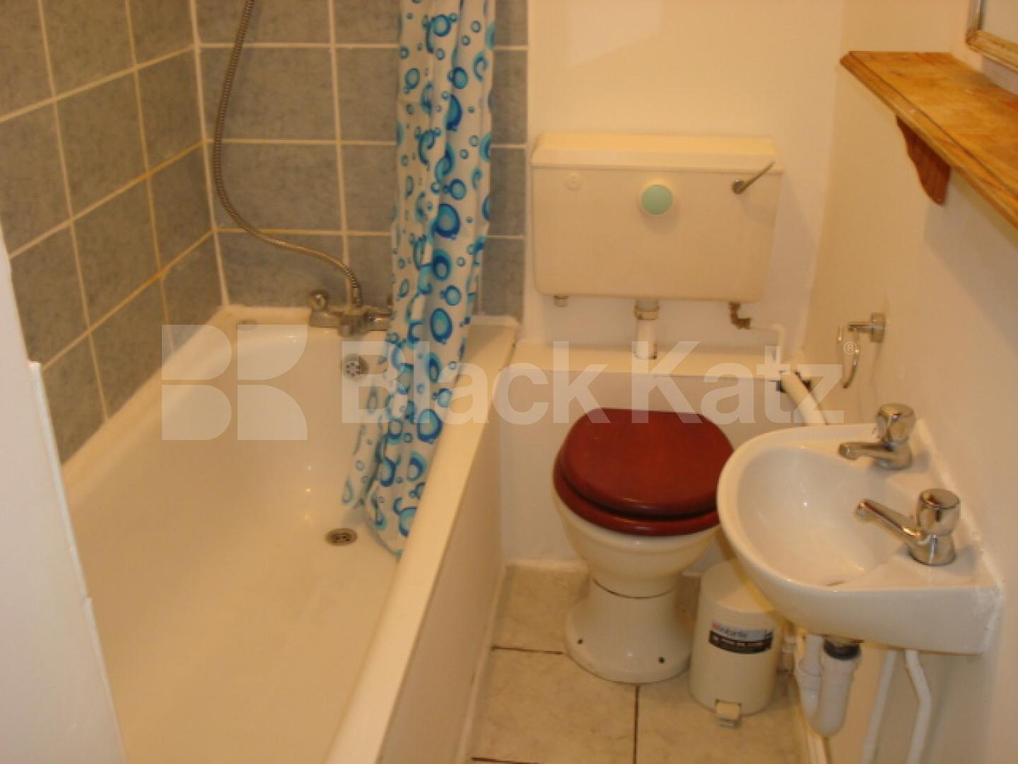 			LOCATION LOCATION LOCATION!, 2 Bedroom, 1 bath, 1 reception Flat			 Monmouth Road, BAYSWATER