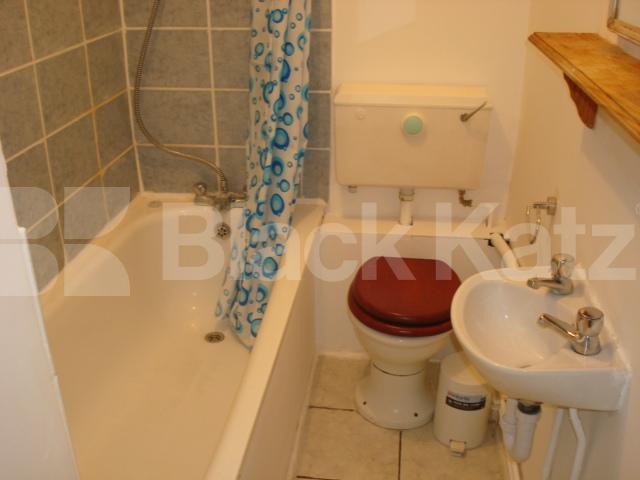 			LOCATION LOCATION LOCATION!, 2 Bedroom, 1 bath, 1 reception Flat			 Monmouth Road, BAYSWATER