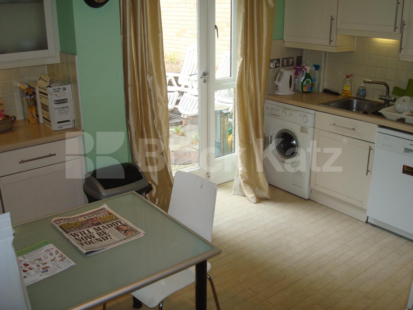 			AMAZING FLAT AMAZING VALUE!!!, 3 Bedroom, 1 bath, 1 reception Flat			 Green lanes, Manor house