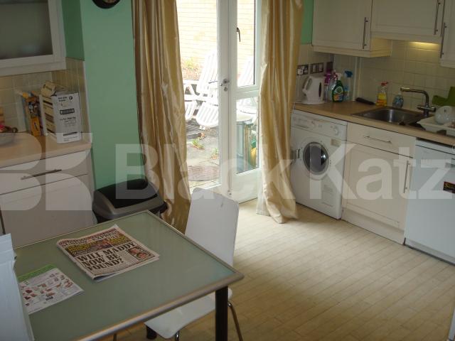 			AMAZING FLAT AMAZING VALUE!!!, 3 Bedroom, 1 bath, 1 reception Flat			 Green lanes, Manor house