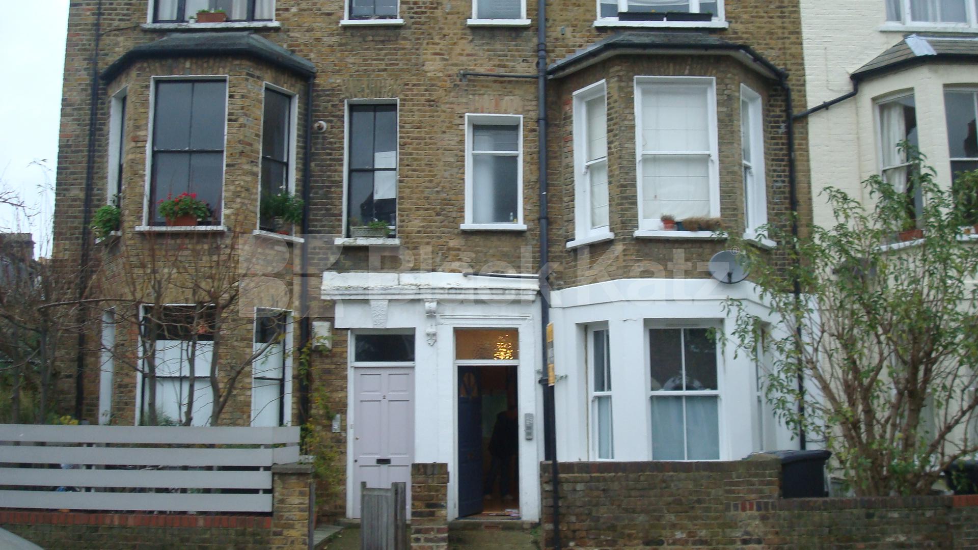 			New instruction, 1 Bedroom, 1 bath, 1 reception Flat			 Perth road, Finsbury park / Stroud green