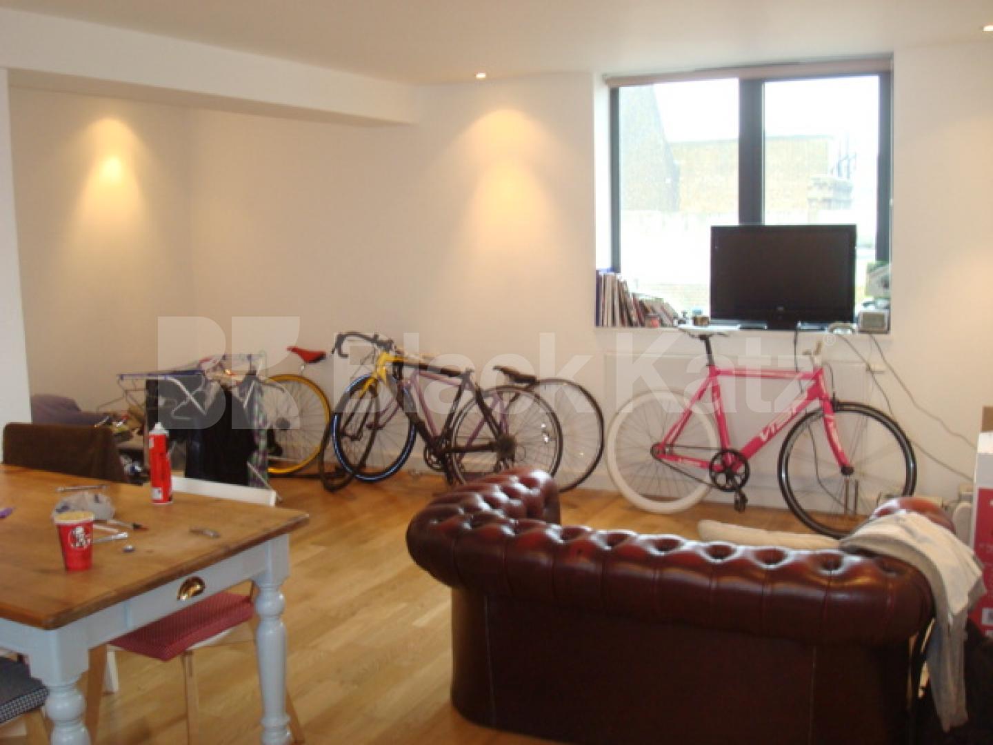 			A MUST SEE!!, 2 Bedroom, 1 bath, 1 reception Penthouse			 Graham Road, Dalston