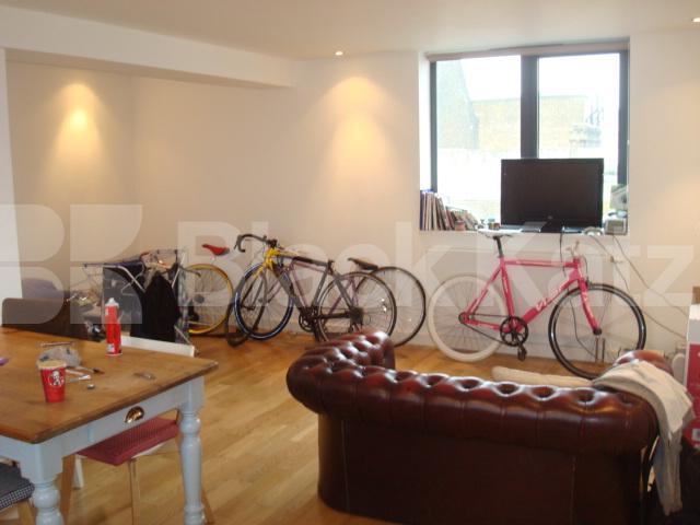 			A MUST SEE!!, 2 Bedroom, 1 bath, 1 reception Penthouse			 Graham Road, Dalston