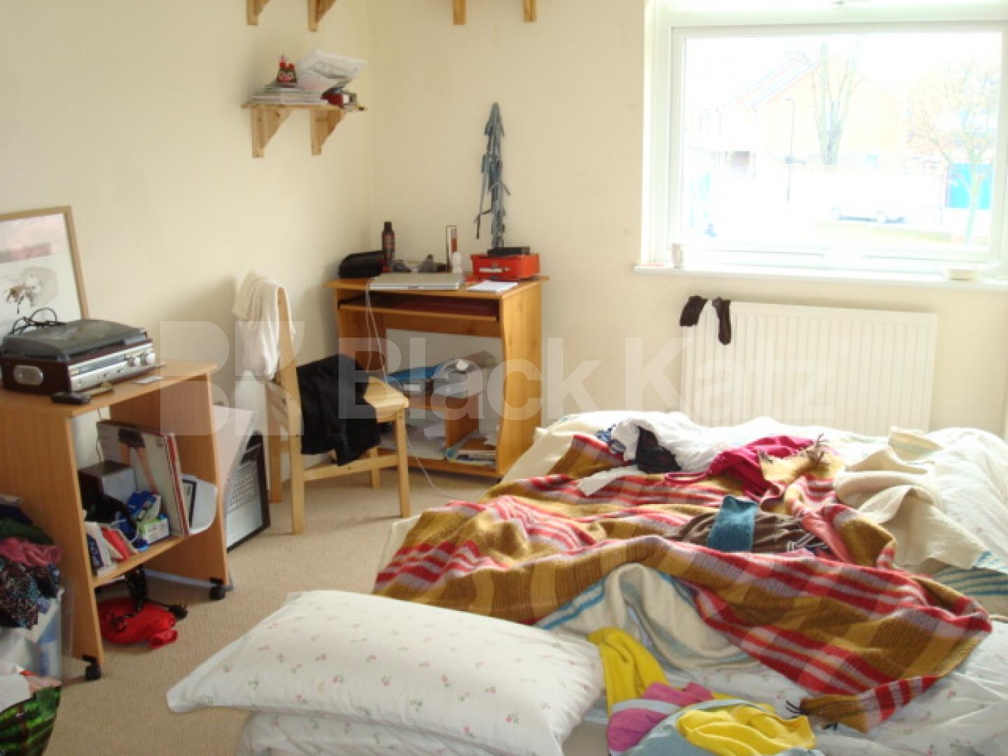 			Whole House, Garden and Parking!!, 4 Bedroom, 1 bath, 1 reception House			 Montreagle Way, Clapton