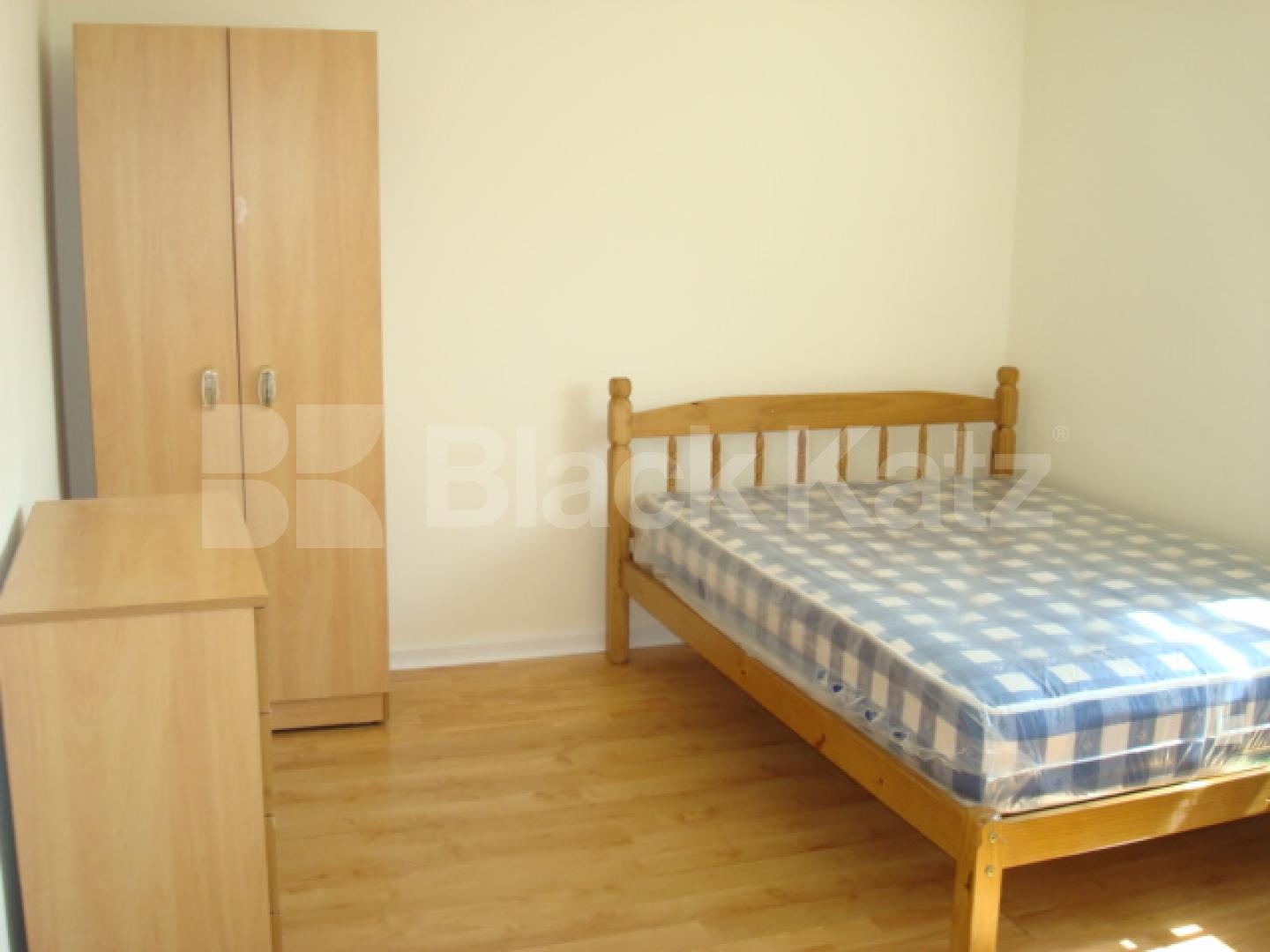 			BRAND NEW INSTRUCTION, 3 Bedroom, 1 bath, 1 reception Flat			 Copenhagen street, Angel / Kings cross