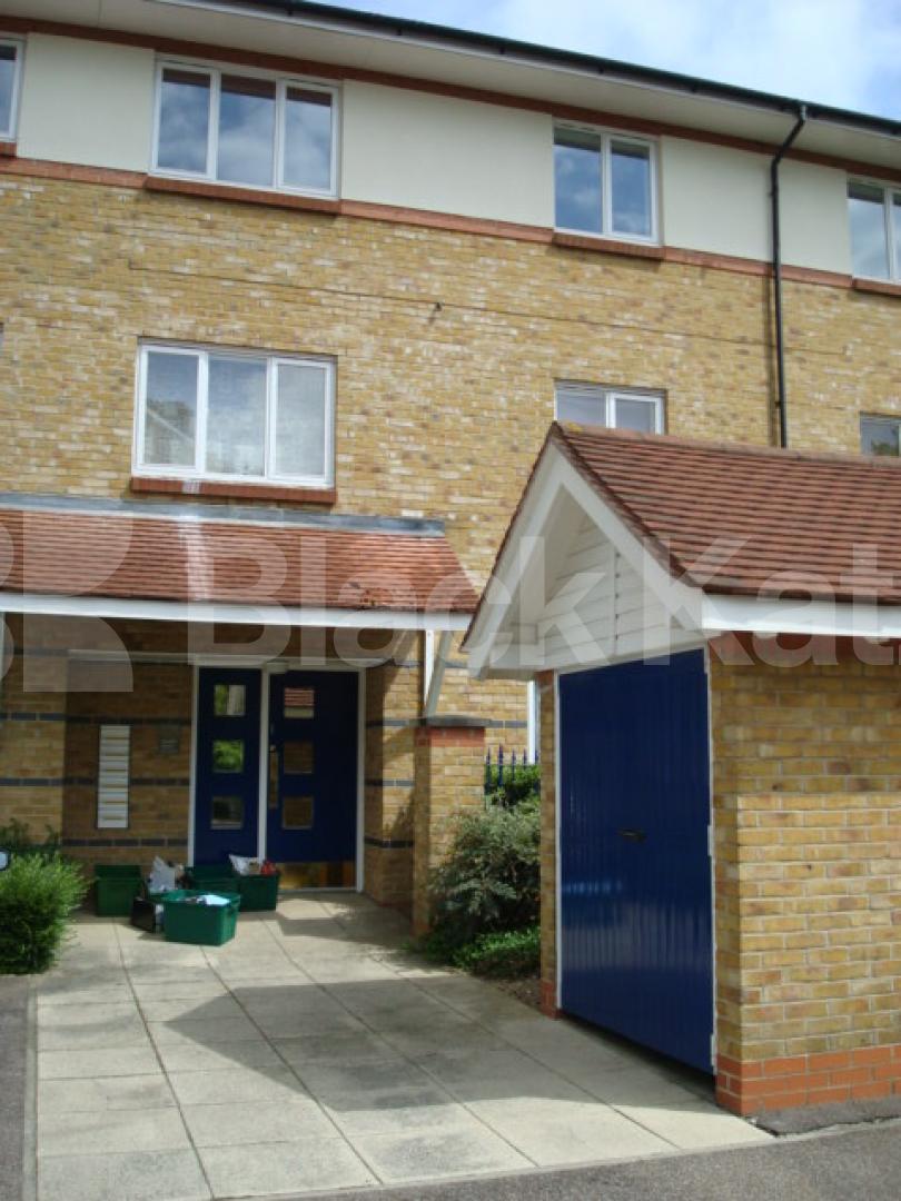 			BRAND NEW INSTRUTION/Good For Sharers !!, 2 Bedroom, 1 bath, 1 reception Flat			 Myddleton Ave, Manor House/Finsbury park