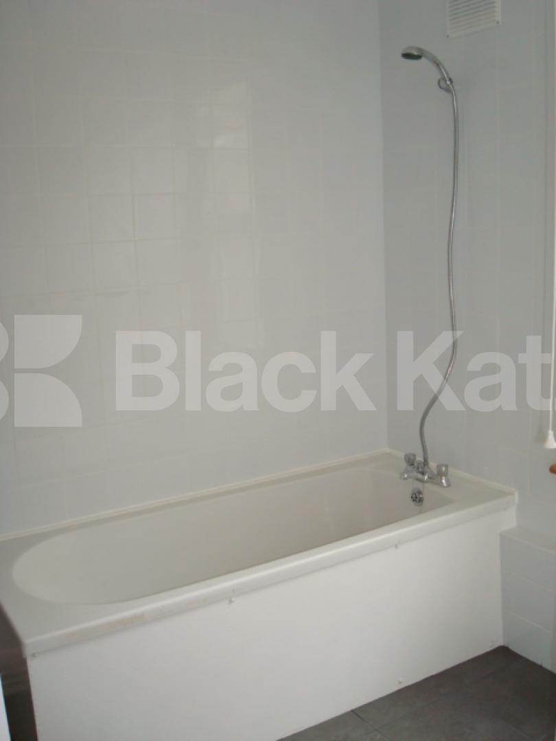 			3 Bedroom, 1 bath, 1 reception Flat			 Vartry road, Stamford Hill / Manor House