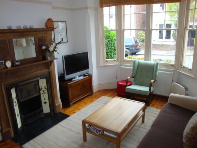 			MUST SEE HOUSE!!!, 4 Bedroom, 1 bath, 1 reception Flat			 Lynmouth Road, EAST FINCHLEY
