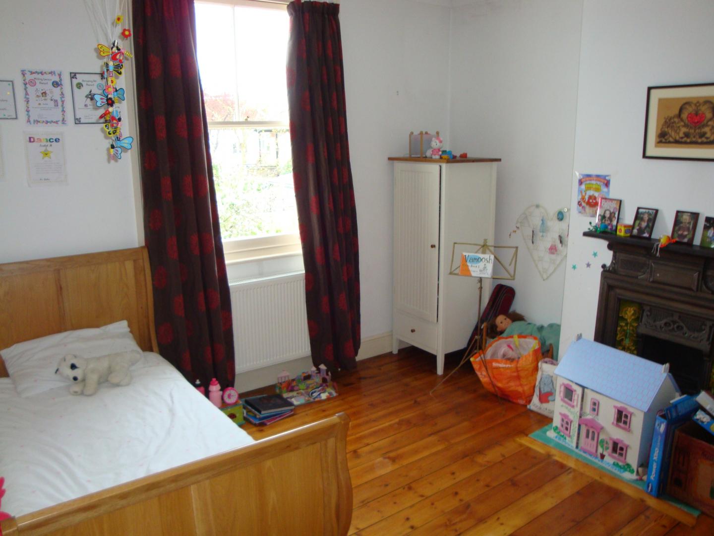 			MUST SEE HOUSE!!!, 4 Bedroom, 1 bath, 1 reception Flat			 Lynmouth Road, EAST FINCHLEY