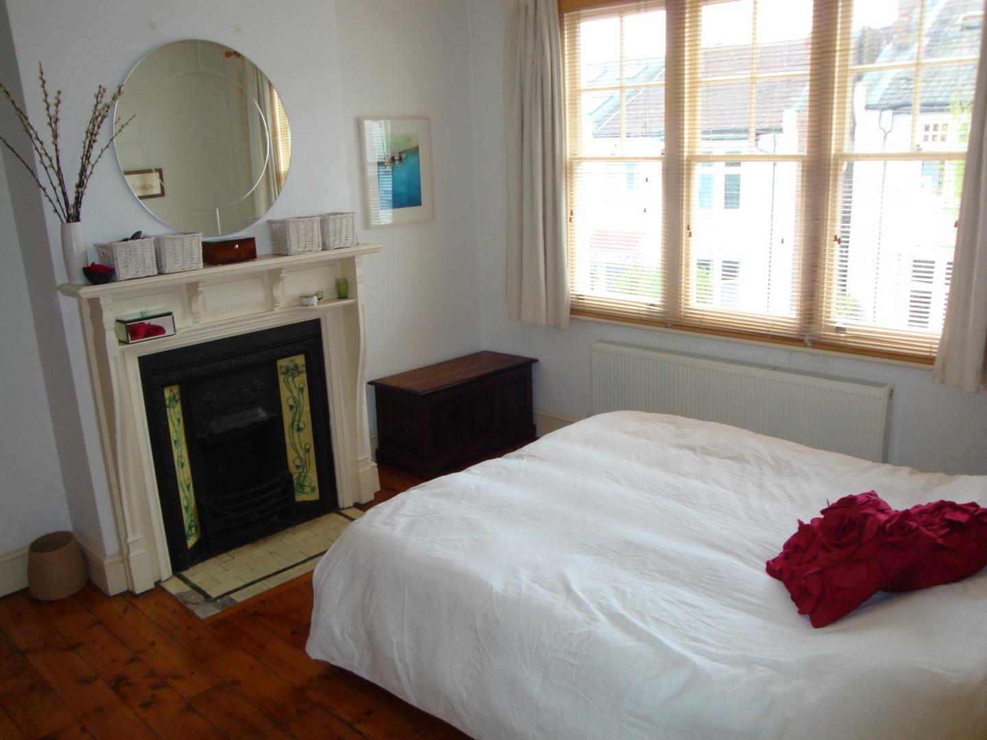 			MUST SEE HOUSE!!!, 4 Bedroom, 1 bath, 1 reception Flat			 Lynmouth Road, EAST FINCHLEY