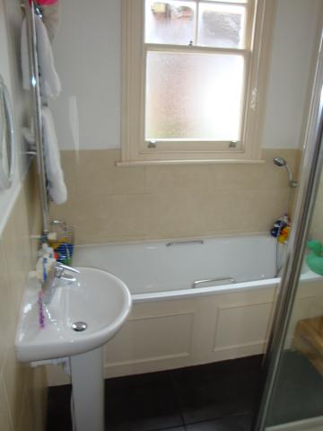 			MUST SEE HOUSE!!!, 4 Bedroom, 1 bath, 1 reception Flat			 Lynmouth Road, EAST FINCHLEY