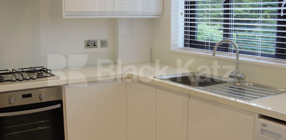 			UNDER OFFER , 3 Bedroom, 1 bath, 1 reception House			 King Garth Mews, Forrest Hill