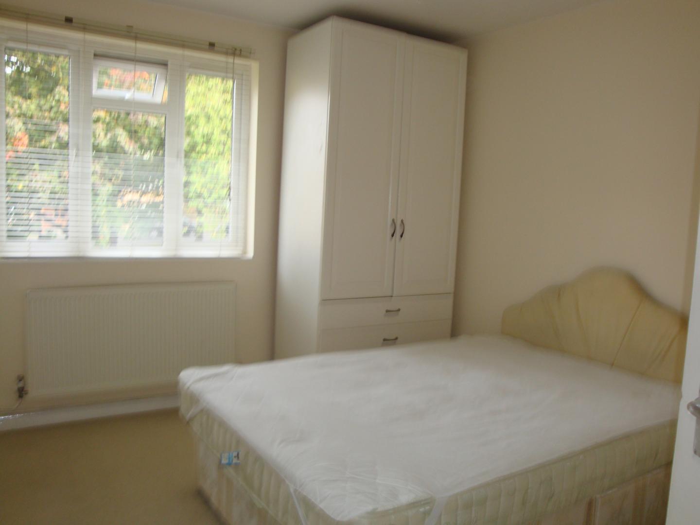 			COMMUNAL GARDENS!, 2 Bedroom, 1 bath, 1 reception Flat			 Cricklewood Lane, CHILDS HILL/GOLDERS GREEN