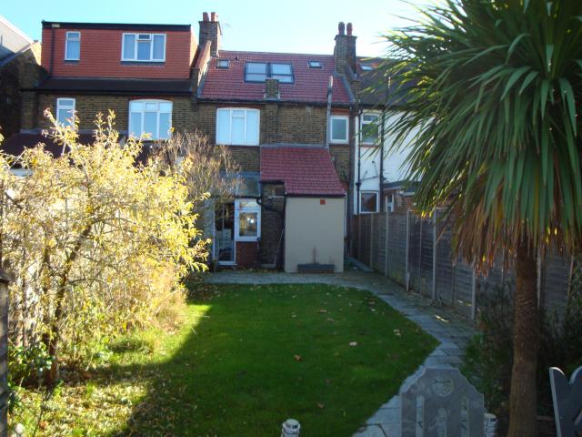 			PRIVATE GARDEN, 2 Bedroom, 1 bath, 1 reception Flat			 All Souls Ave, KENSAL GREEN