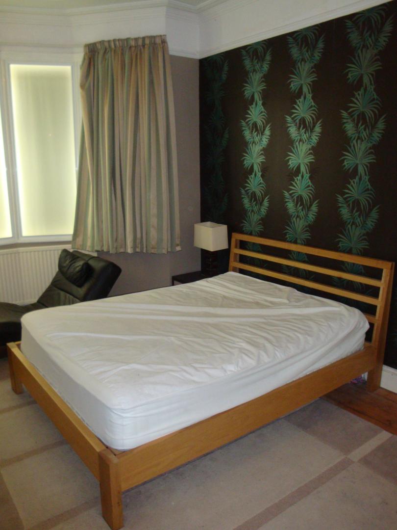 			PRIVATE GARDEN, 2 Bedroom, 1 bath, 1 reception Flat			 All Souls Ave, KENSAL GREEN