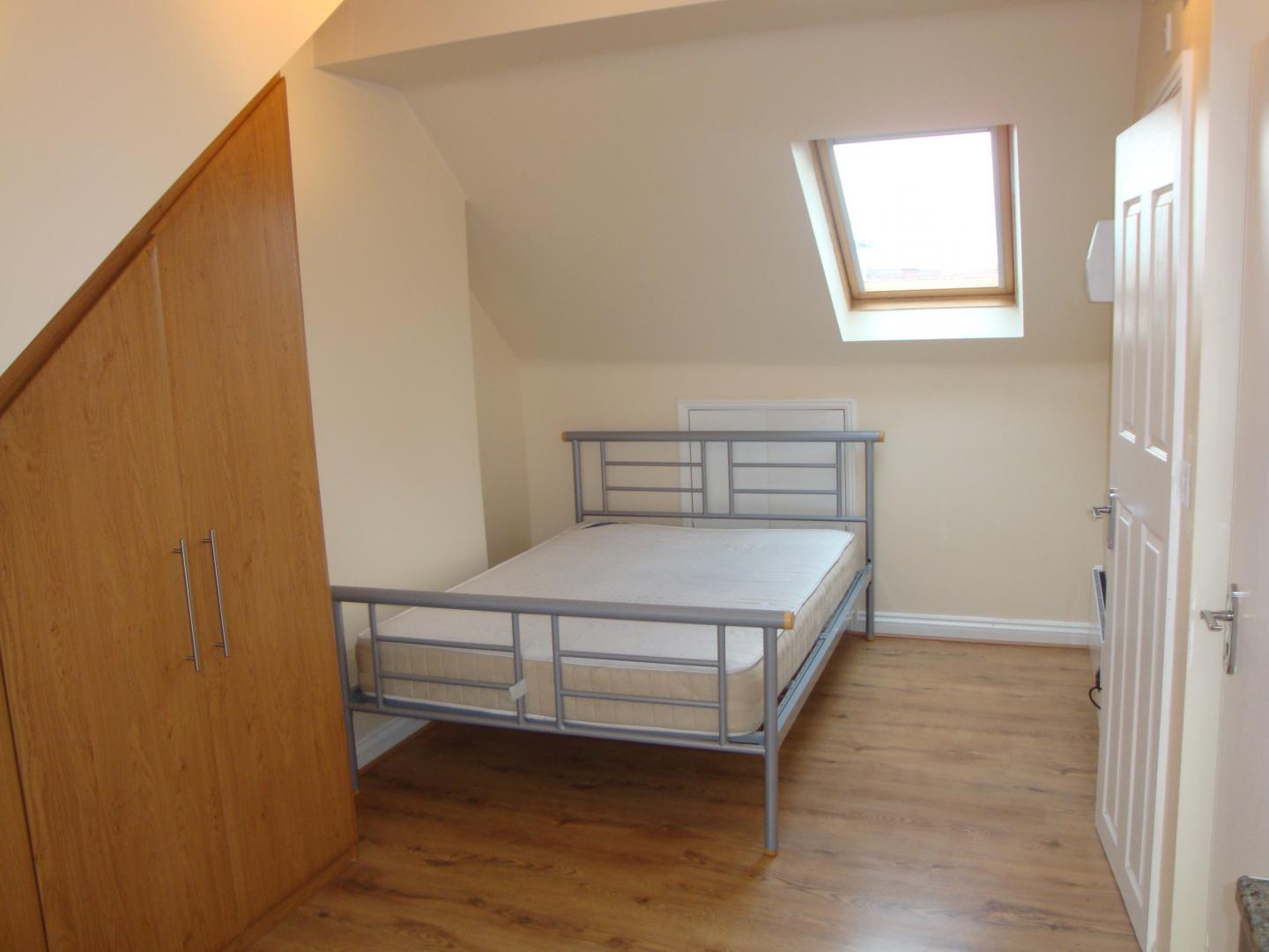 			Studio Apartment, 1 bath, 1 reception Flat			 Highfield Avenue, GOLDERS GREEN