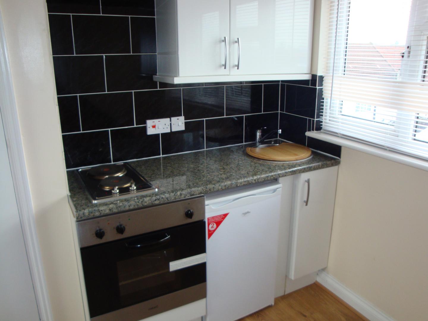 			Studio Apartment, 1 bath, 1 reception Flat			 Highfield Avenue, GOLDERS GREEN