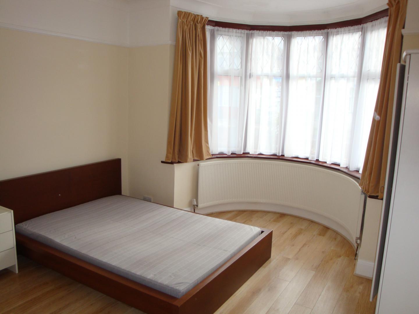 			1 month deposit instead of 6 weeks, saving you £867!, 4 Bedroom, 1 bath, 1 reception House			 Leigh Gardens, KENSAL RISE