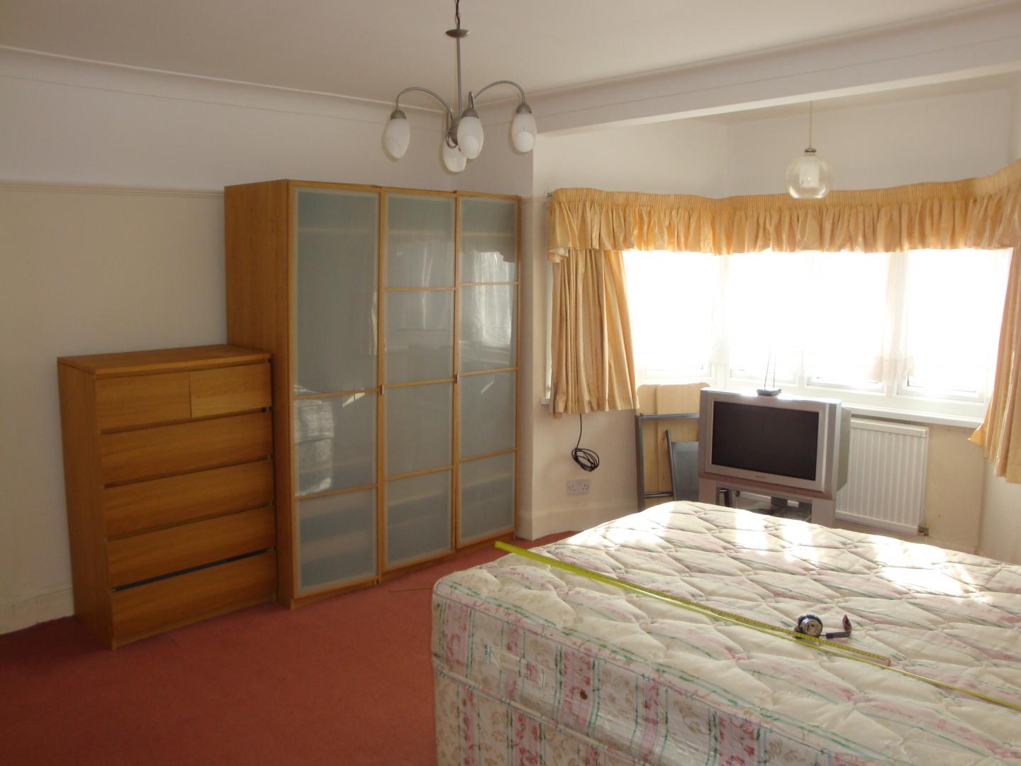 			4 Bedroom, 1 bath, 1 reception House			 Cheyne Walk, HENDON