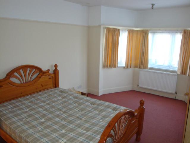 			4 Bedroom, 1 bath, 1 reception House			 Cheyne Walk, HENDON