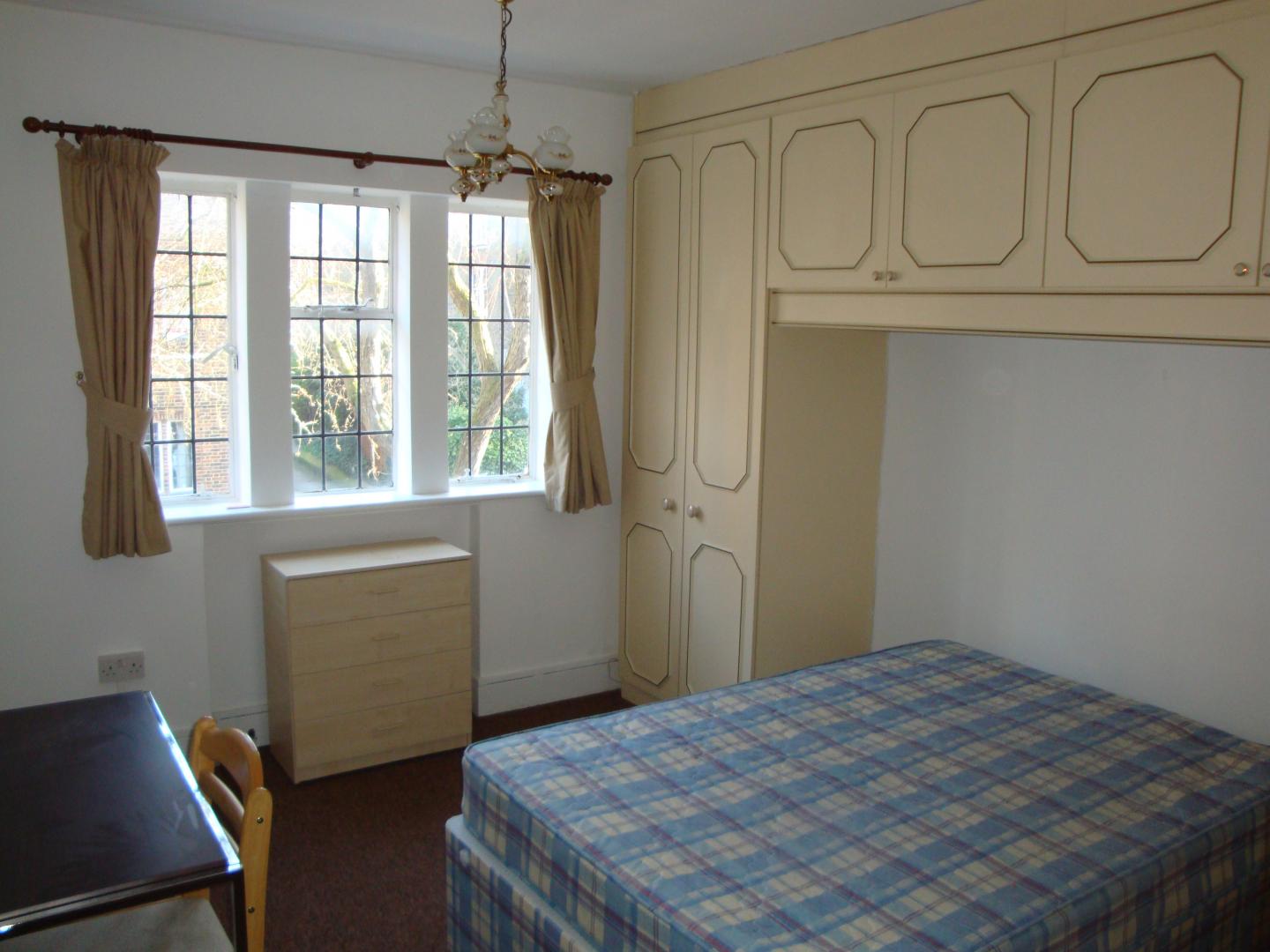 			3 Bedroom, 1 bath, 1 reception Flat			 Belsize Avenue, BELSIZE PARK