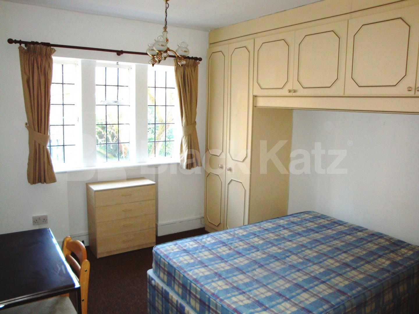 			UNDER OFFER!, 3 Bedroom, 1 bath, 1 reception Flat			 Belsize Avenue, BELSIZE PARK