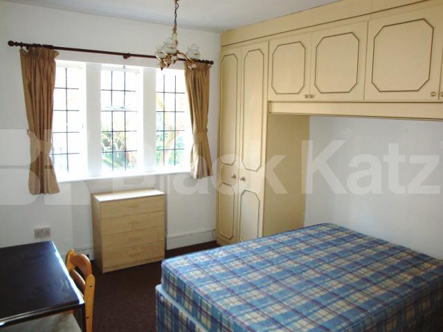 			UNDER OFFER!, 3 Bedroom, 1 bath, 1 reception Flat			 Belsize Avenue, BELSIZE PARK