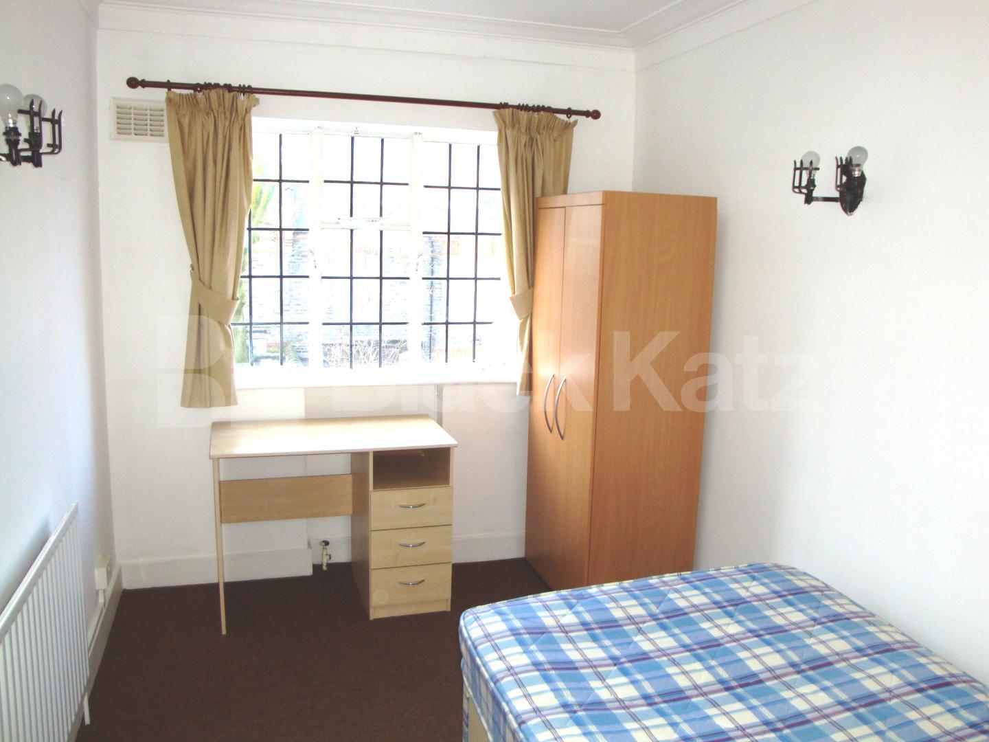 			UNDER OFFER!, 3 Bedroom, 1 bath, 1 reception Flat			 Belsize Avenue, BELSIZE PARK